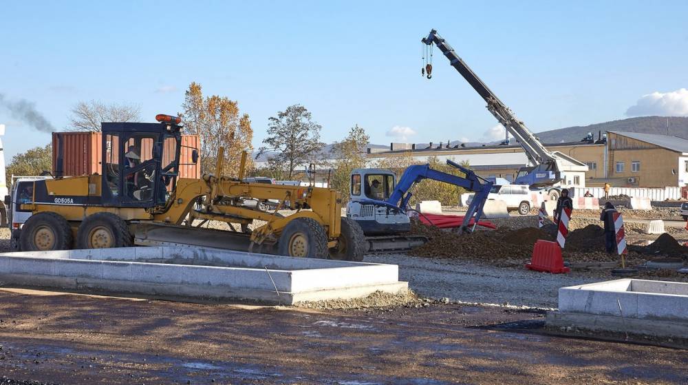 Мэру Южно-Сахалинска показали, как ремонтируют дороги в городе