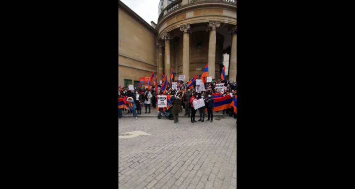 Позор вам, скажите правду: армяне Лондона вышли на акцию протеста перед офисом BBC - видео