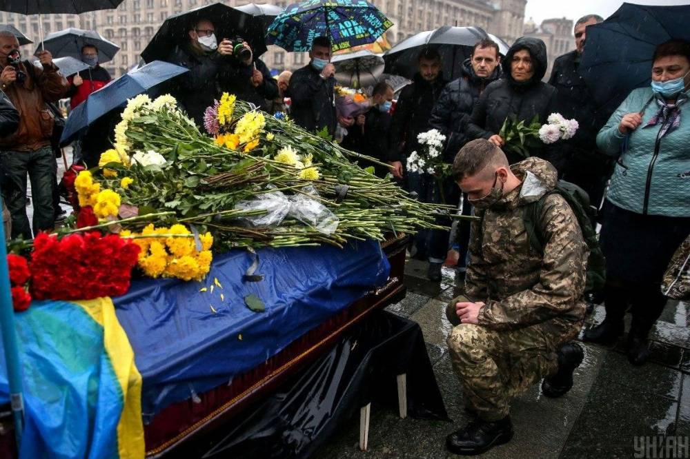 В Киеве простились с военным, который поджег себя на Майдане