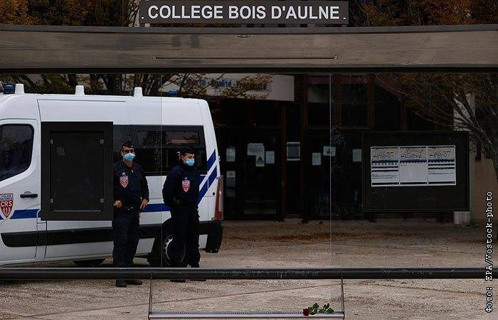 Дипломаты РФ уточнят обстоятельства убийства преподавателя в Париже