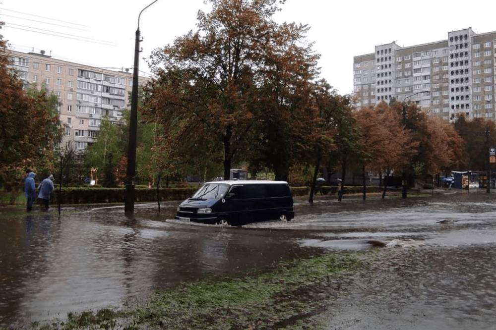 Авто превратились в лодки: в Киеве из-за сильного дождя затопило множество улиц (видео)