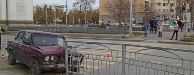 В Новосибирске автомобиль ВАЗ сбил женщину и въехал в ограждение