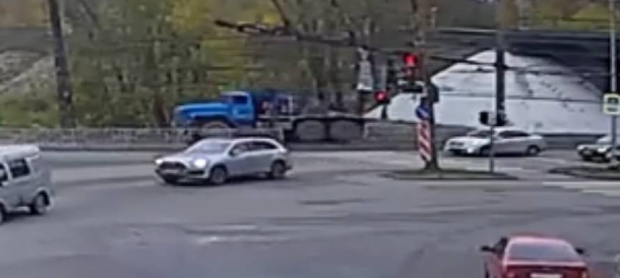 Грузовик вылетел на тротуар в Петрозаводске (ВИДЕО)