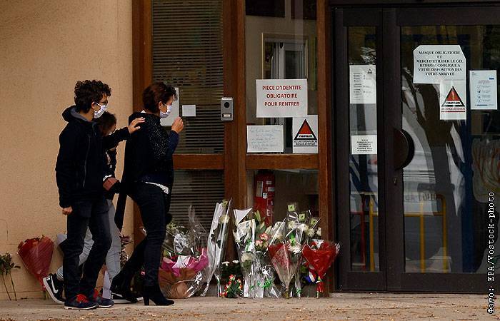 Во Франции подтвердили, что убивший учителя в Париже был чеченцем