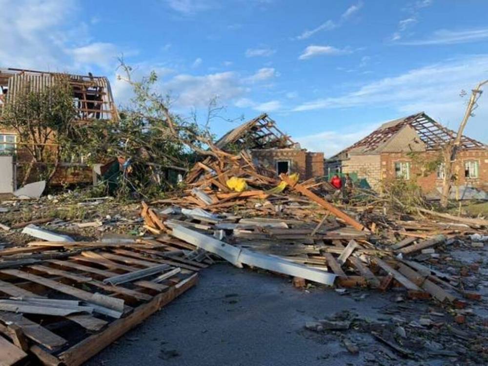 В Кропивницком пронесся мощный ураган: спасатели развернули пункт обогрева и полевую кухню