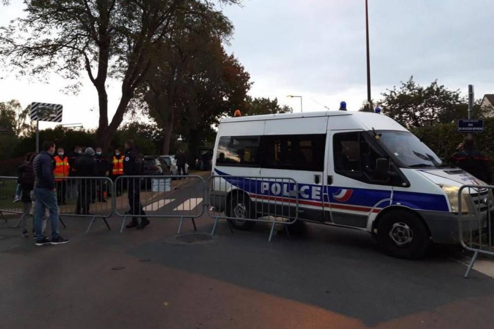 Во Франции заявили, что учителя возле Парижа обезглавил 18-летний уроженец Москвы