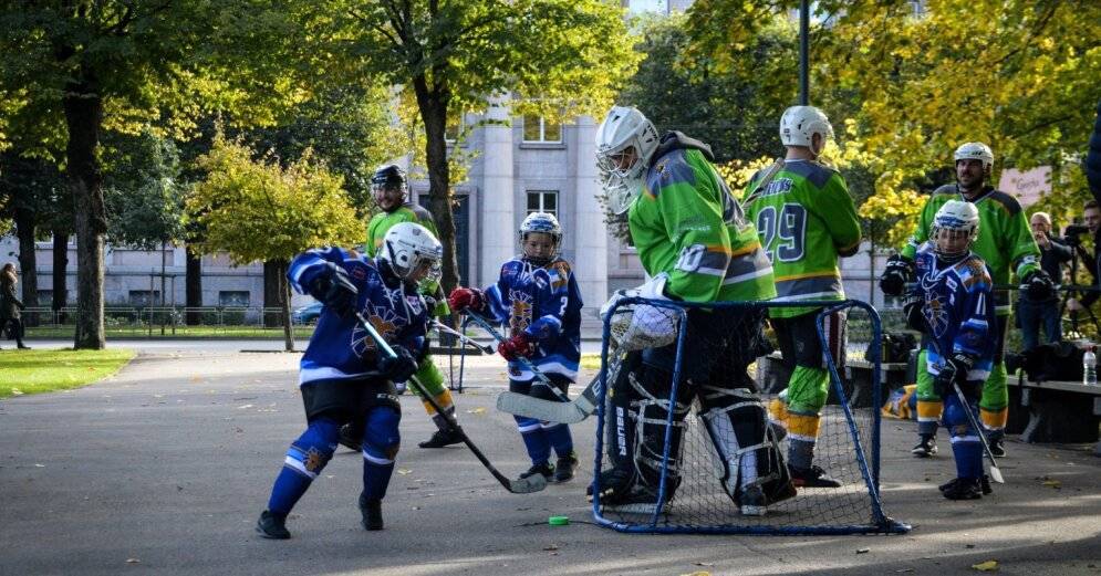 ФОТО: Хоккеисты-любители показали властям, какой будет игра на улице во время пандемии