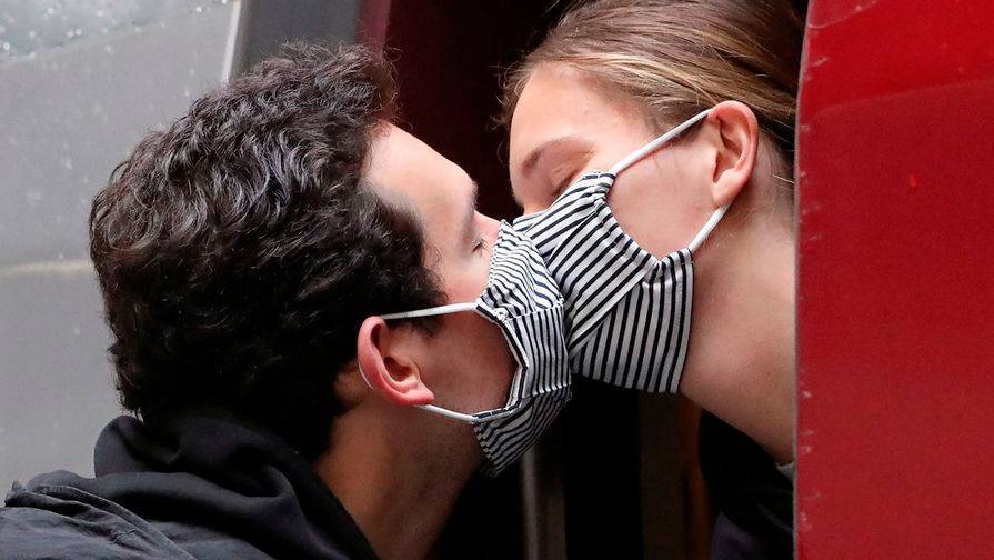 Влюбленную пару оштрафовали на €400 за поцелуй без масок в Италии