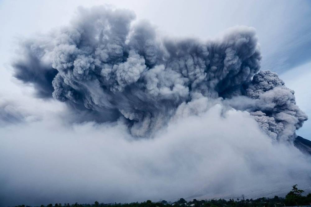 Вулкан Эбеко на Курилах выбросил на высоту почти в 2 км пепел