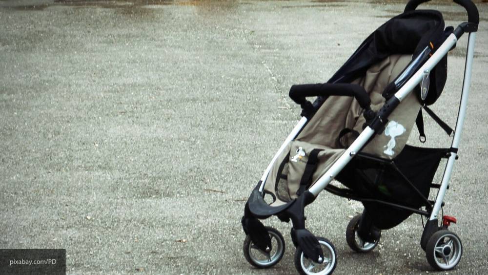 Брошенную коляску с ребенком нашли в парадной на Васильевском острове