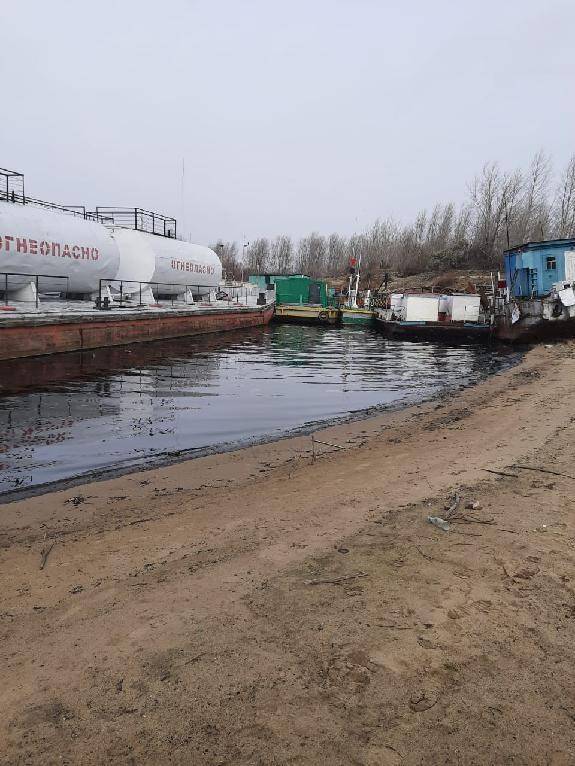 Розлив нефтепродуктов произошел в Томской области из-за столкновения барж на Оби