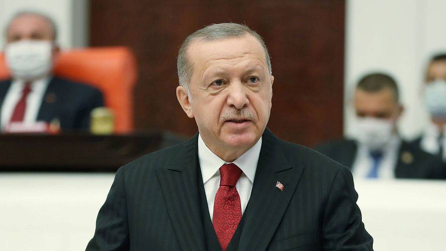 Эрдоган обвинил РФ, США и Францию в поставках оружия Еревану