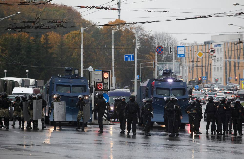 В ожидании митинга в Минск стягивают военную технику