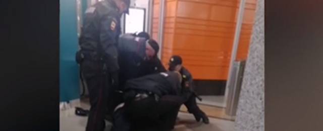 Полицейские в метро Петербурга скрутили пассажира без маски