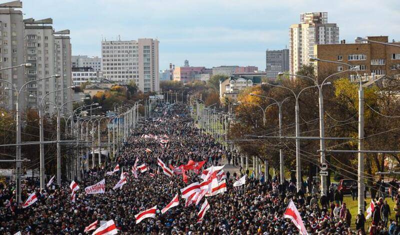 Десятки тысяч жителей Минска вышли на очередной протестный марш