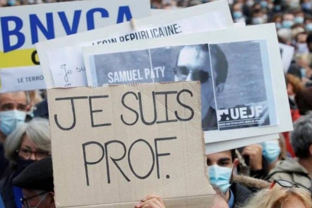 Во Франции после убийства учителя истории тысячи людей вышли на улицы. Фото