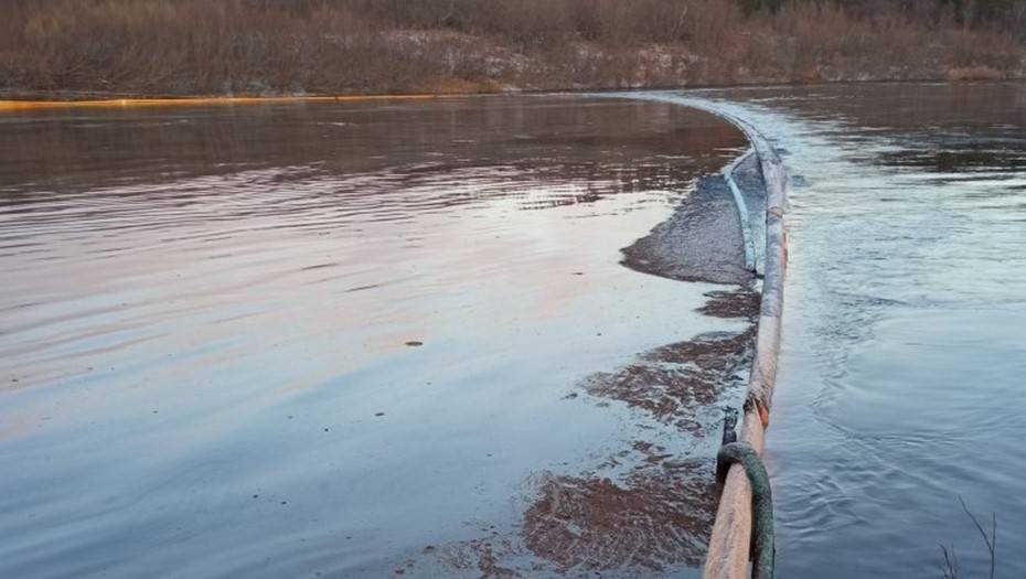 В НАО произошла утечка нефти в районе Харьягинского месторождения