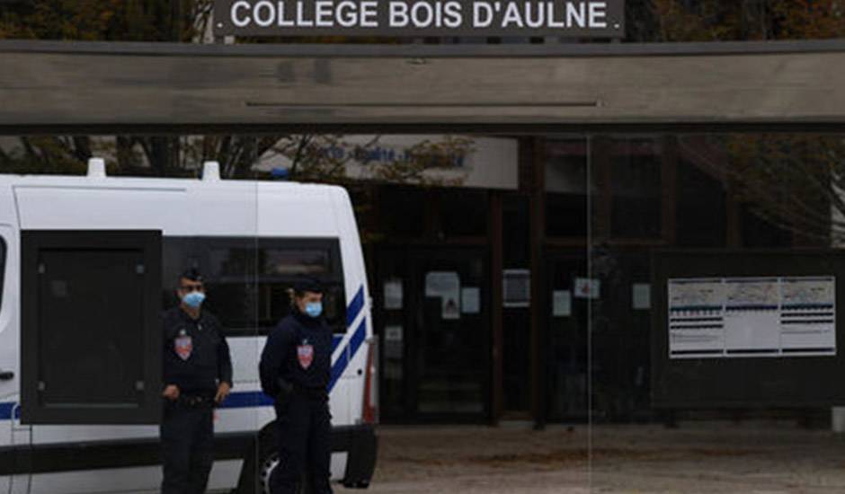 Российские борцы ММА поддержали чеченца, убившего учителя в пригороде Парижа
