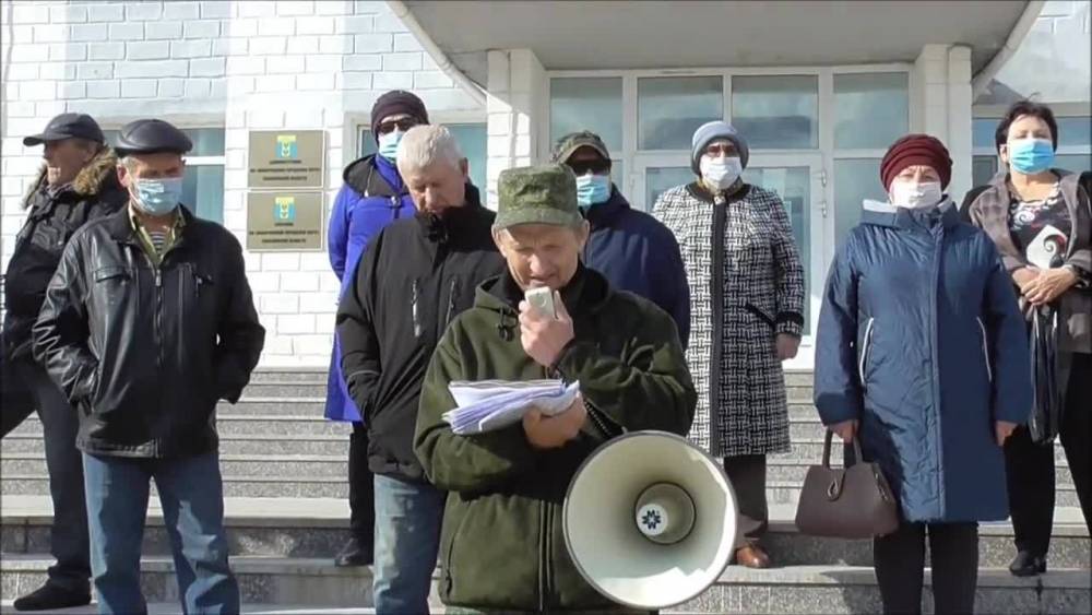 Жители Макарова потребовали внимания президента и губернатора на народный сход