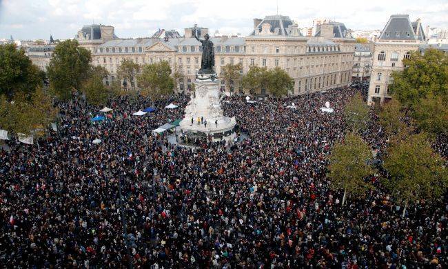 Во Франции прошли митинги в память об убитом учителе