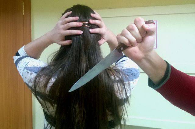 В Алтайском крае мужчина напал на девушек с ножом на улице