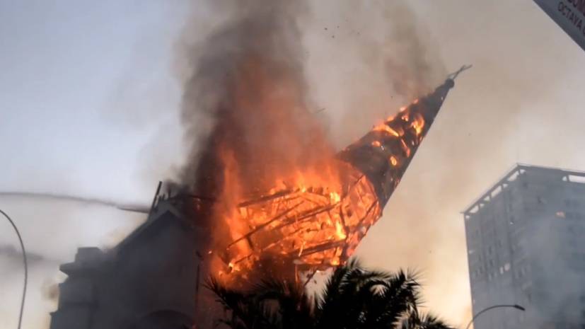 Момент обрушения шпиля церкви XIX века в Сантьяго попал на видео