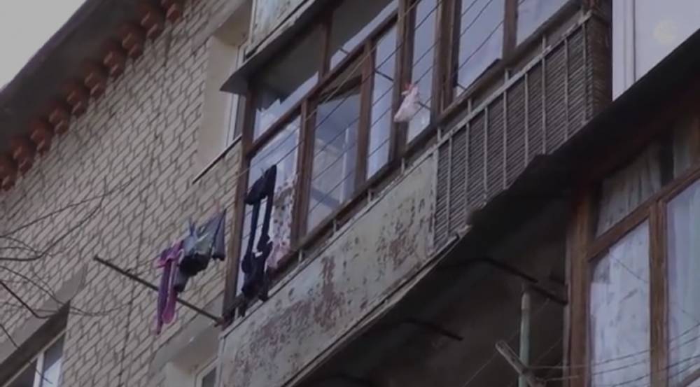 Мать выбросила дочерей из окна четвертого этажа: дети в тяжелом состоянии