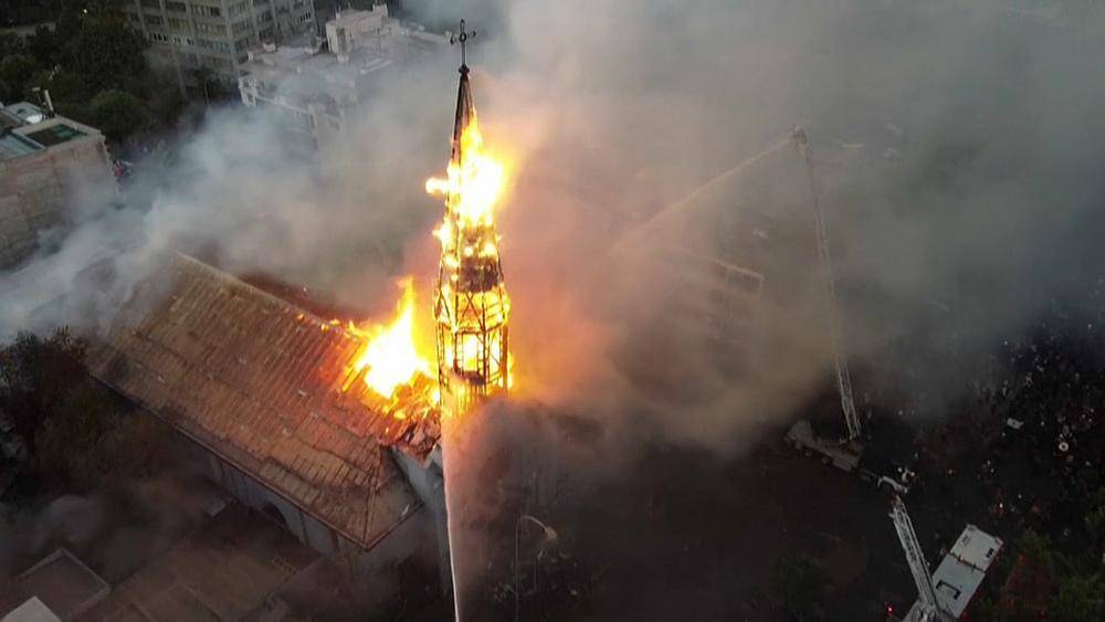 В Чили отметили годовщину массовых протестов. В Сантьяго сожгли две церкви