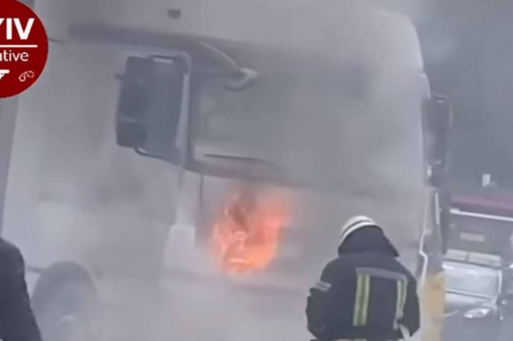 В Киеве грузовик вспыхнул на ходу. Видео
