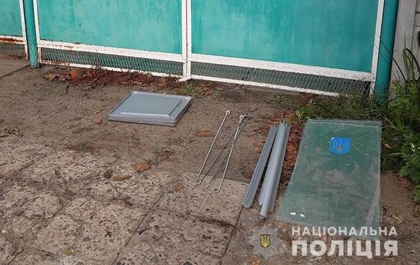 В Запорожской области украли урну для голосования, чтобы выращивать улитки