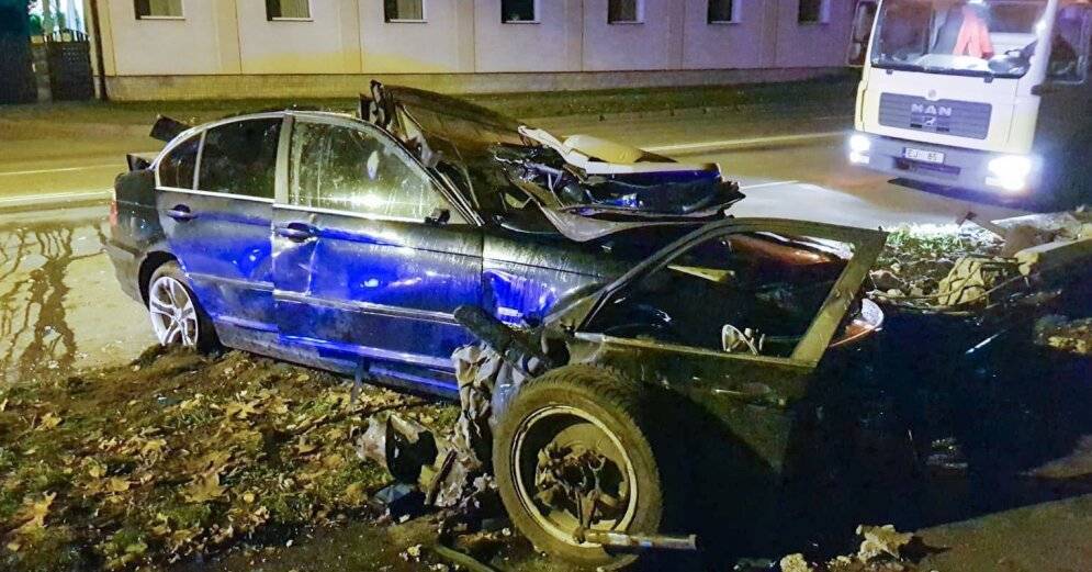 ФОТО: Авария на улице Даугавгривас, в которой погиб водитель BMW