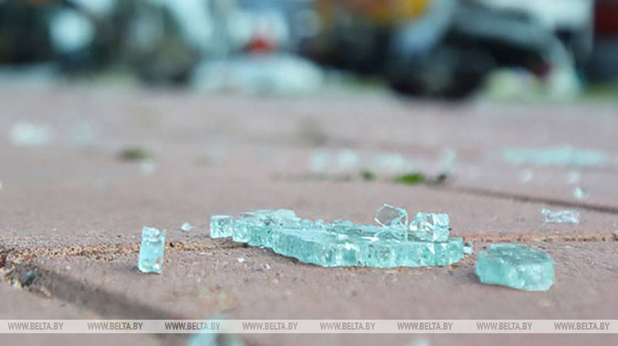Пьяная сельчанка разбила стекло входной двери в здании милиции в Гомеле
