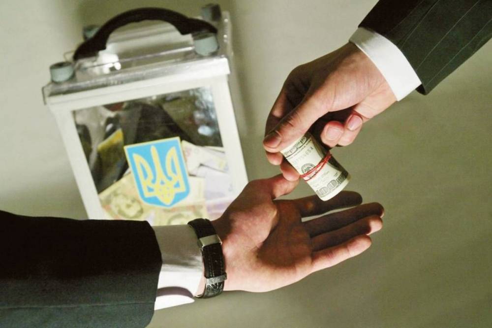 Поздравлял учителей конвертами: Кандидату на должность главы ОТГ в Киевской области сообщили о подозрении за подкуп избирателей