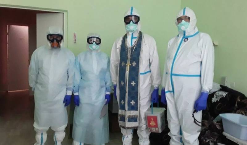 Священники Краснодарского края в защитных костюмах посетят больных коронавирусом