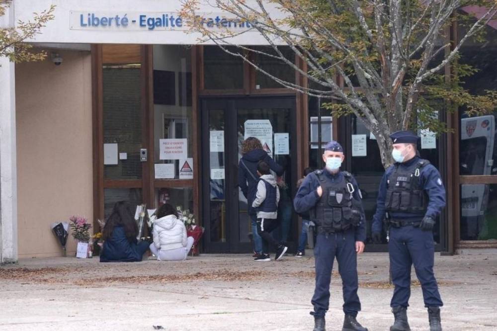 Жестокое убийство учителя за карикатуры в Париже: копы задержали четырех учеников