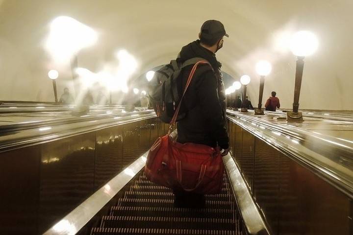 Mash: преступника в розыске поймали в метро из-за отсутствия перчаток