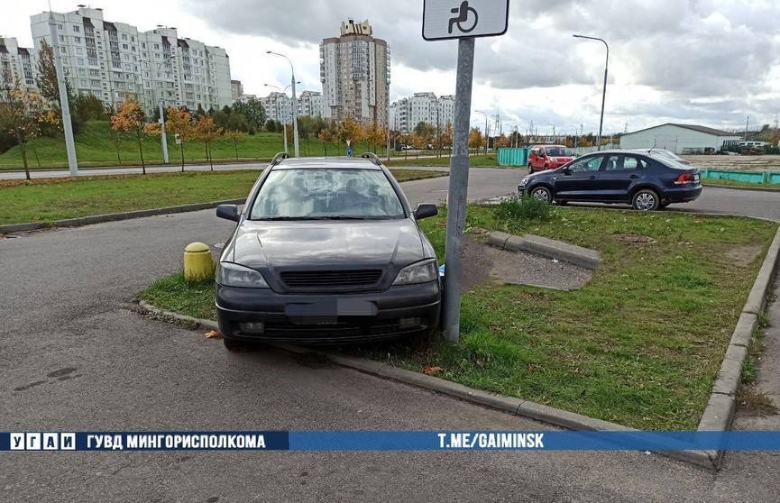 Смертельное ДТП в Минске: авто врезалось в осветительную мачту, водитель погиб