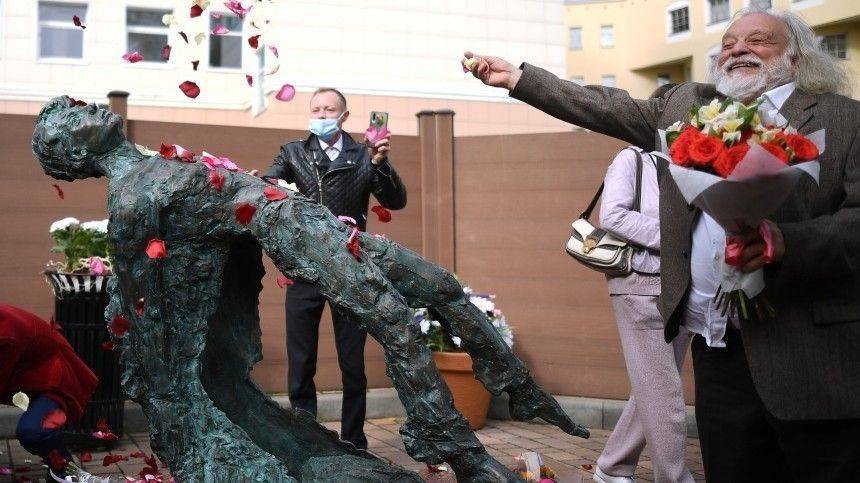 Москвичи раскритиковали новый памятник Есенину