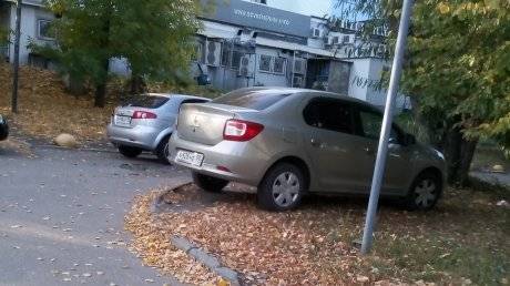 Приглянулся: газон у мэрии вновь стал местом парковки