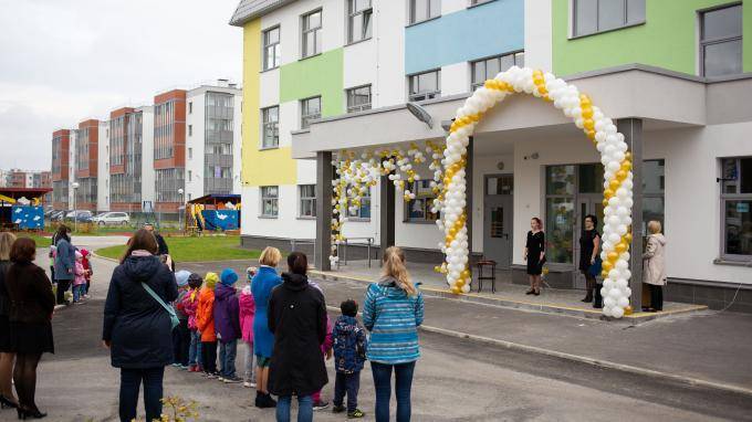 В Петергофе открылся новый трехэтажный детский сад с бассейном