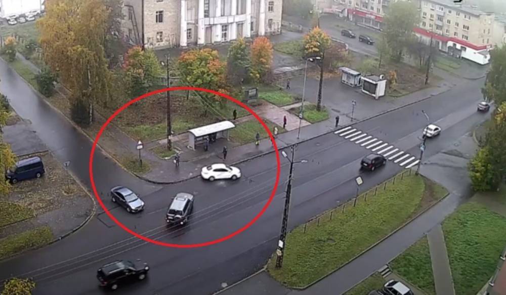 В Петрозаводске машина чуть не сбила пешеходов после ДТП