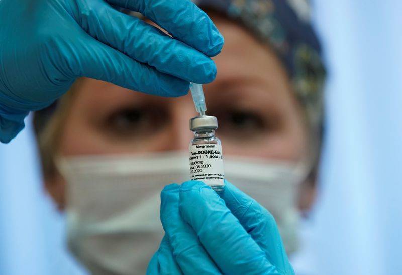 Журналисты государственных СМИ одними из первых получили вакцины против COVID-19 в России