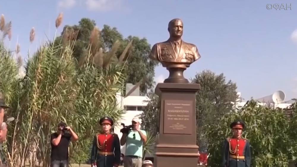Памятник Герою России открыли на аэродроме Хмеймим в Сирии