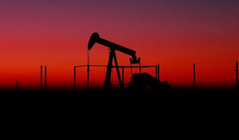 Нефтедобыча в России упала на 8%