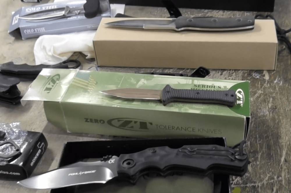 На львовской таможне в посылке с канцтоварами нашли десятки ножей и томагавки (фото, видео)