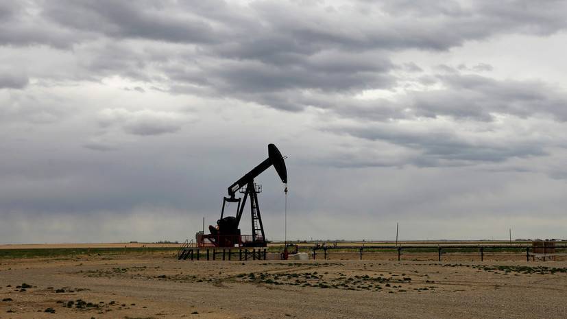 Мировые цены на нефть снижаются более чем на 4%