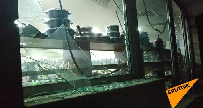 Разбитые окна и отверстия в стенах: как выглядит Степанакерт после удара ВС Азербайджана
