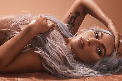 Леди Гага снялась топлес для рекламы своего бренда косметики