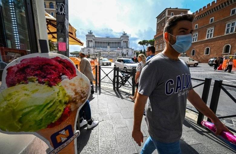 В Риме защитные маски стали обязательными на улице