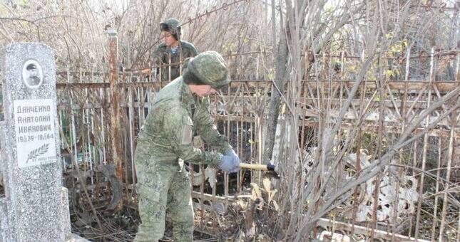 Военные РФ в Таджикистане восстанавливают места захоронения фронтовиков